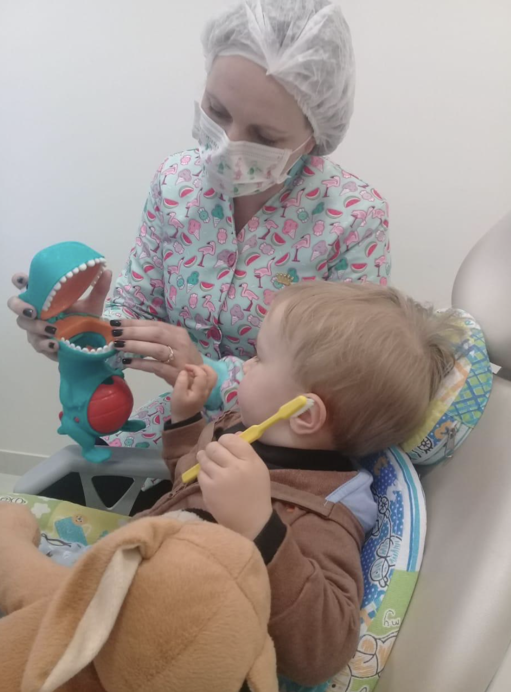 Bebê aprendendo a escovar os dentes com apoio da odontopediatra