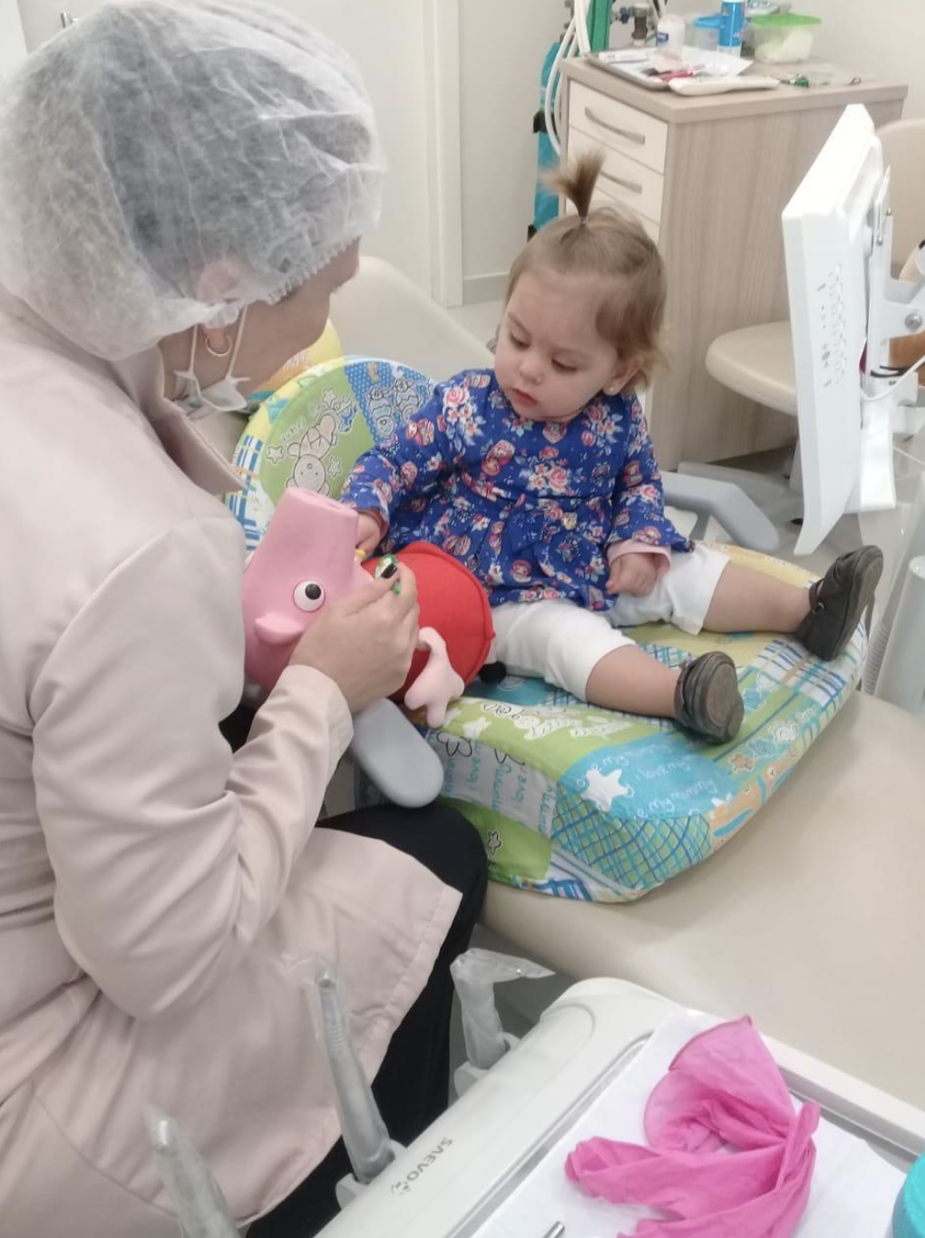 Criança durante consulta de odontopediatria
