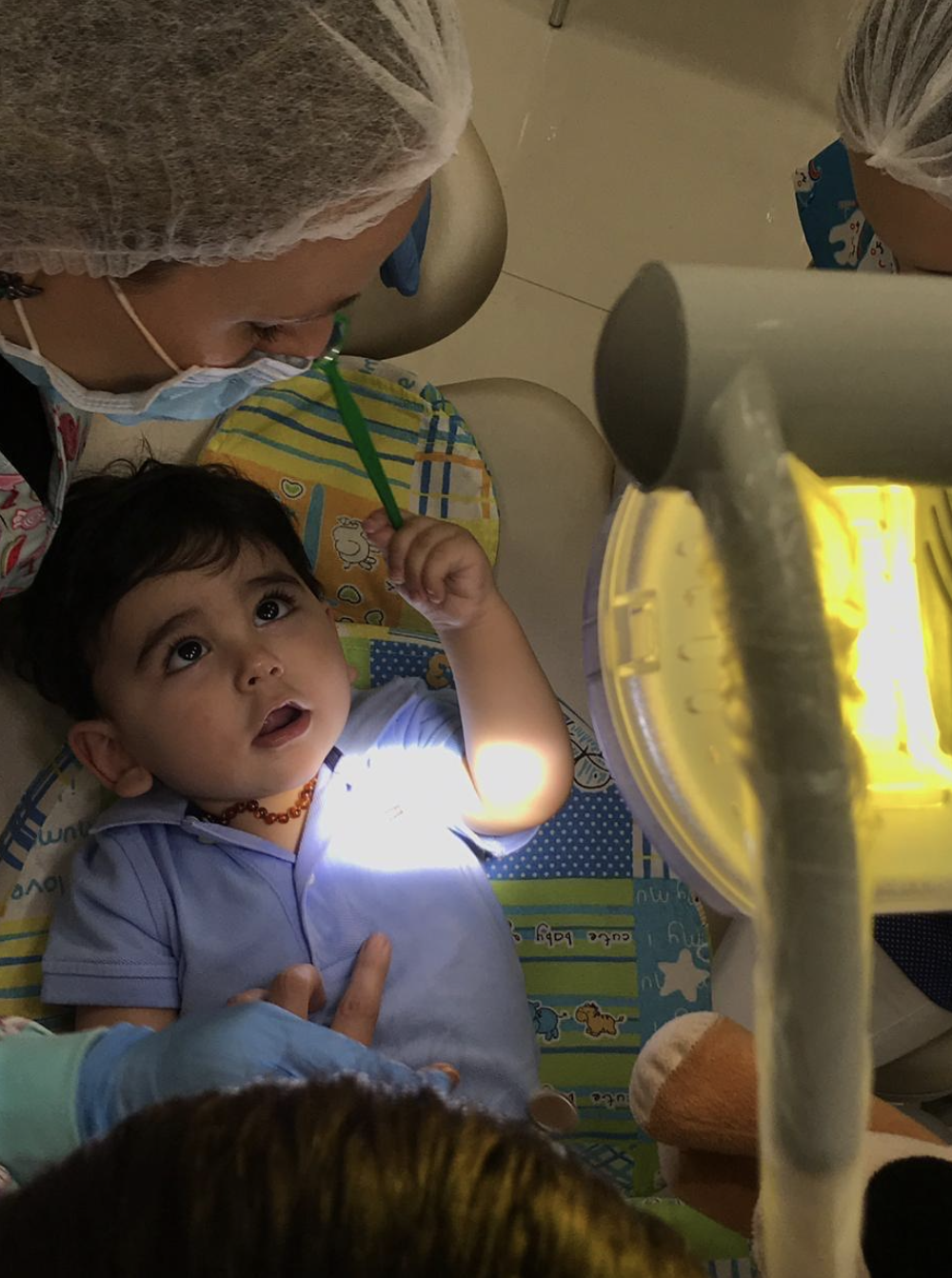 Bebê tranquilo durante exame clínico com a odontopediatra