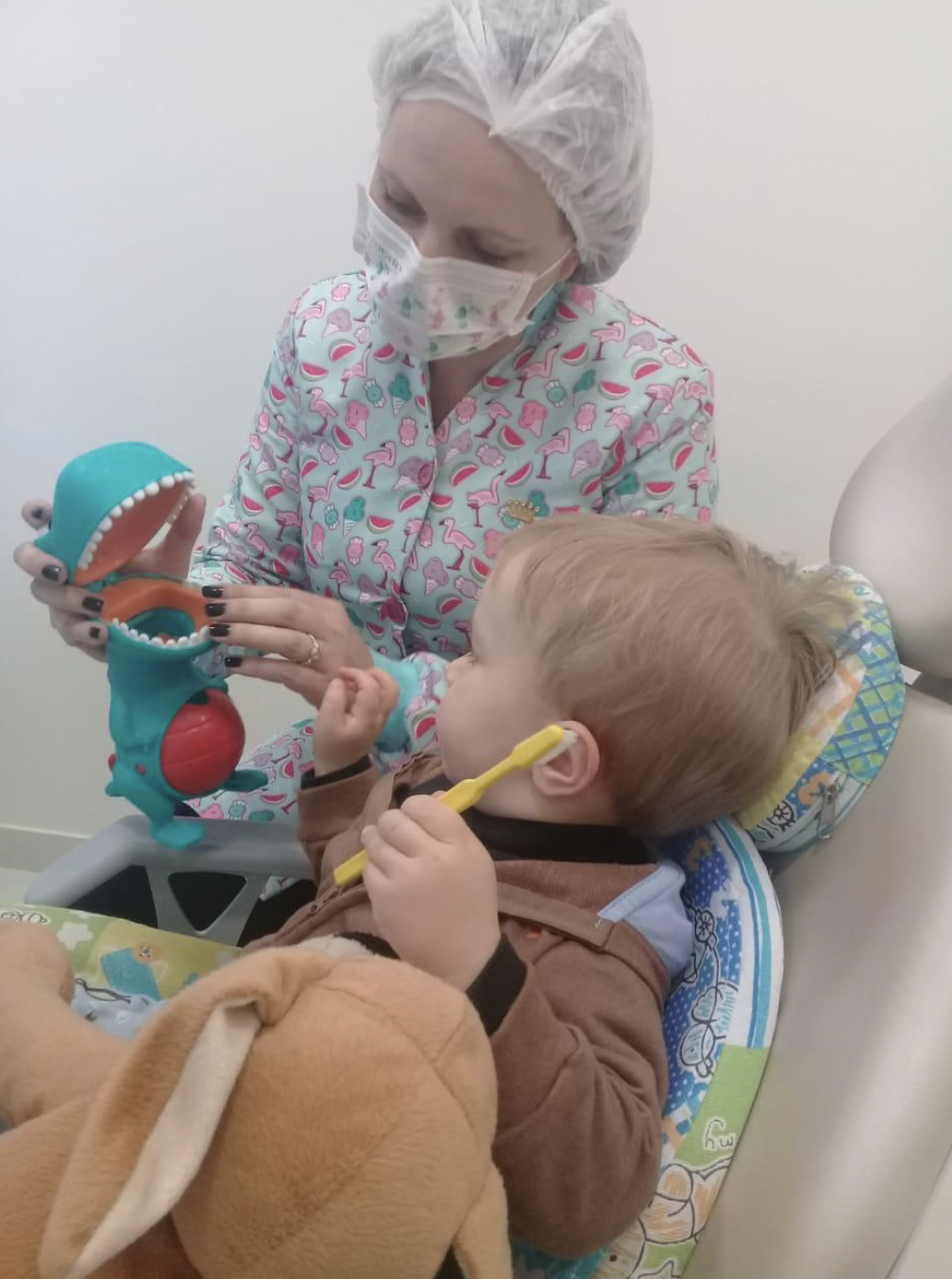 Criança sorrindo durante o atendimento odontológico